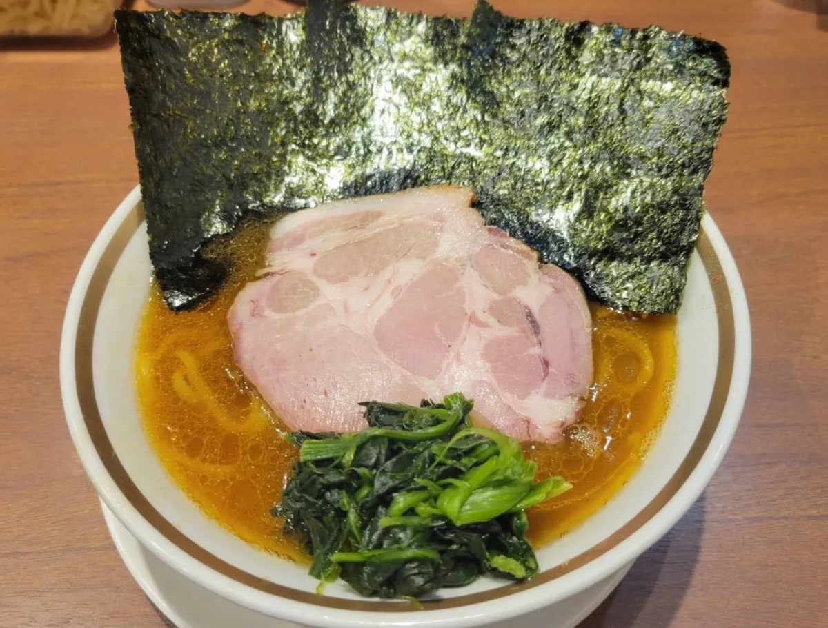 家系ラーメン大ちゃんの家系ラーメン。焼豚、海苔、ほうれん草を添えた一杯