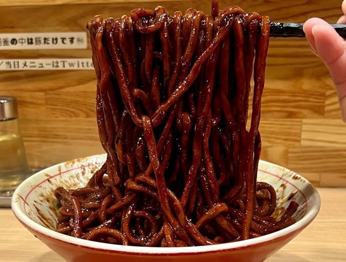 麺や六等星の油そばブラック。漆黒のタレをまとった極太麺