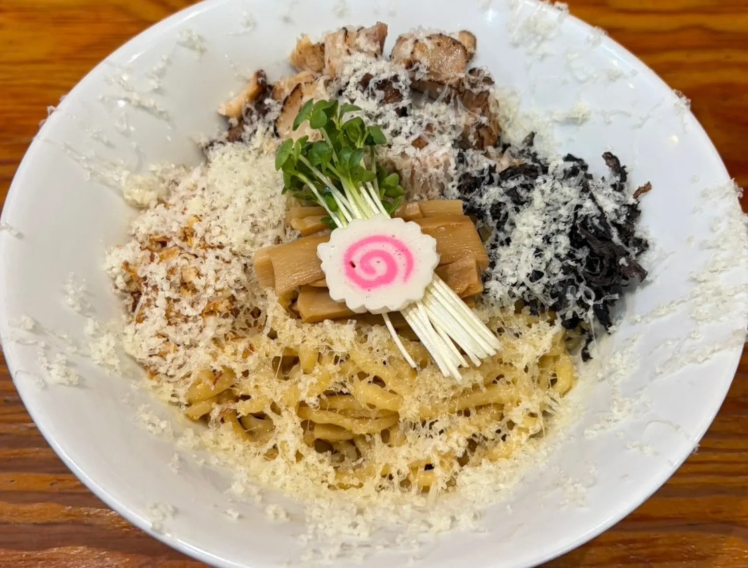 肉や麺の上に削ったチーズをたっぷりのせた中標津まぜそば