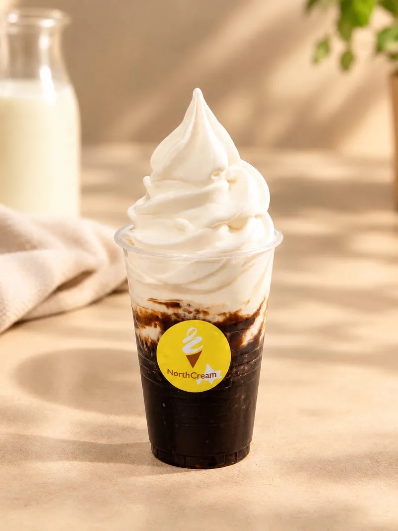 コーヒーゼリーにソフトクリームを重ねたコーヒーゼリーソフト